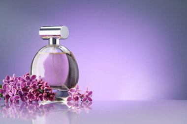 Güzel leylak çiçekleri ve parfüm ayna yüzeyinde menekşe eğimli arkaplan, metin için boşluk