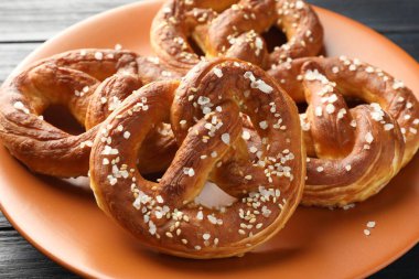 Sofrada tuzlu krakerler, yakın plan.