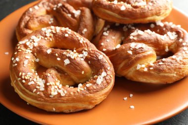 Sofrada tuzlu krakerler, yakın plan.