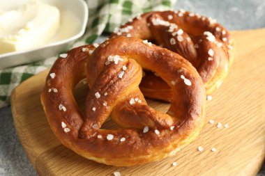 Tuz ve tereyağlı lezzetli krakerler, yakın plan.