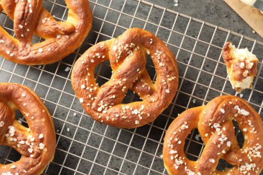 Gri masadaki tuzlu krakerler, üst manzara.