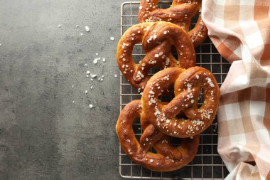 Gri masadaki tuzlu krakerler, üst manzara. Metin için boşluk