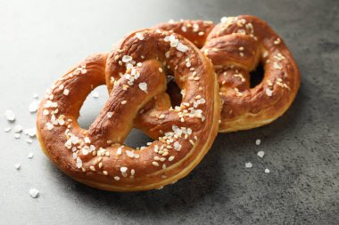 Gri masadaki tuzlu krakerler, yakın plan.