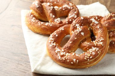 Ahşap masada tuzlu krakerler, yakın plan. Metin için boşluk