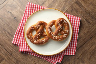 Ahşap masada tuzlu krakerler, üst manzara.