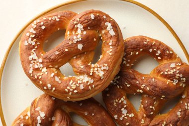 Beyaz masada tuzlu krakerler, üst manzara.