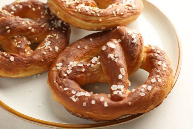 Beyaz masada tuzlu krakerler, yakın plan.