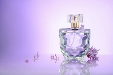 Güzel leylak çiçekleri ve parfüm ayna yüzeyinde menekşe eğimli arkaplan, metin için boşluk