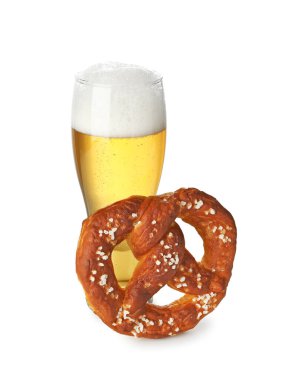 Lezzetli kraker ve beyaz üzerine izole edilmiş bir bardak bira