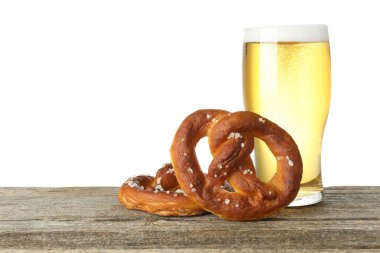 Lezzetli krakerler ve beyaz arka plandaki ahşap masada bir bardak bira. Metin için boşluk