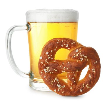 Lezzetli kraker ve beyaz üzerine izole edilmiş bir bardak bira