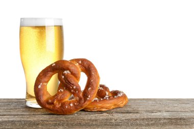 Lezzetli krakerler ve beyaz arka plandaki ahşap masada bir bardak bira. Metin için boşluk