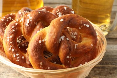 Tahta masadaki sepetin içinde leziz krakerler, yakın plan.