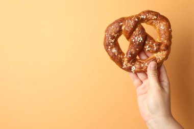 Bej arka planda lezzetli krakerli bir kadın, yakın plan. Metin için boşluk