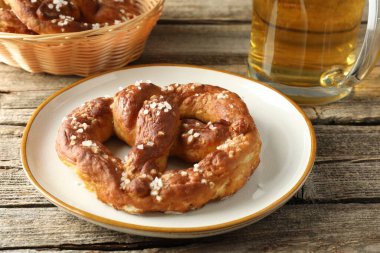 Lezzetli kraker ve bira ahşap masada, yakın plan.