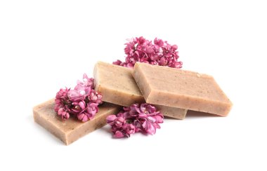 Sabun çubukları ve leylak çiçekleri izole edilmiş beyaz