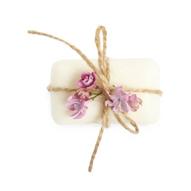 Sabun çubuğu ve leylak çiçekleri izole edilmiş beyaz, üst manzara