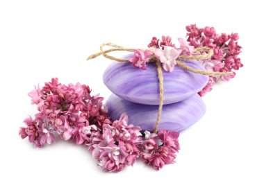 Sabun çubukları ve leylak çiçekleri izole edilmiş beyaz