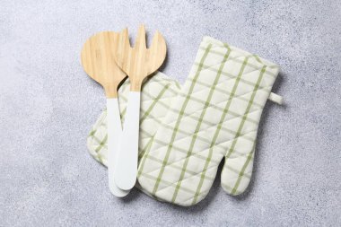 Aydınlık masada farklı mutfak gereçleri var.