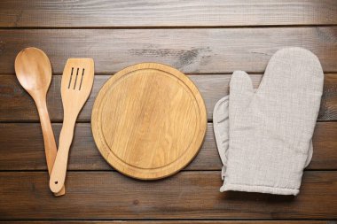 Ahşap masa üzerinde farklı mutfak aletleri, düz yatıyordu.