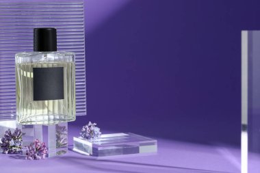 Mor arka planda parfüm şişesi ve leylak çiçeklerinin şık sunumu, yakın plan. Metin için boşluk