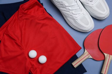 Gri arka planda spor giyimli düz konum