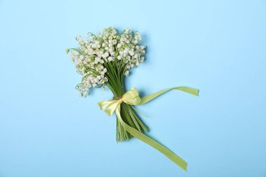 Açık mavi arka planda, vadideki güzel zambak çiçekleri.