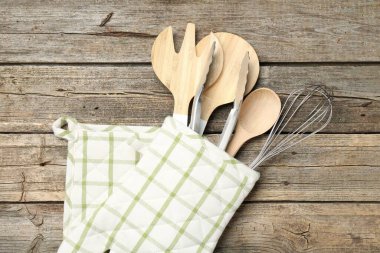 Farklı mutfak aletleri fırın eldiveni ahşap masa, üst görünüm