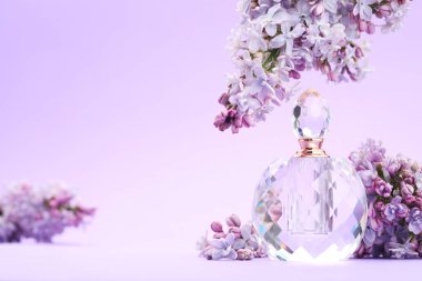 Parfüm şişesi ve mor arkaplanda leylak çiçekleri, yakın plan. Metin için boşluk