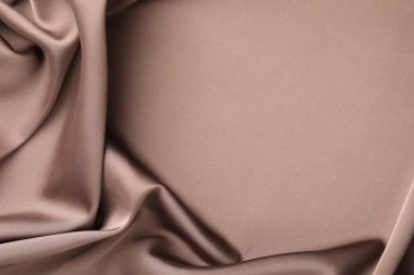 Arkaplan olarak buruşuk açık kahverengi ipek kumaş, üst görünüm