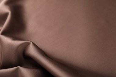 Arkaplan olarak buruşuk açık kahverengi ipek kumaş, yakın plan