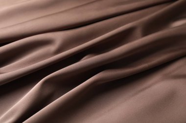 Arkaplan olarak buruşuk açık kahverengi ipek kumaş, yakın plan