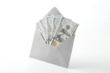 Para bonusu. Beyaz üzerine izole edilmiş dolar banknotları ile zarf