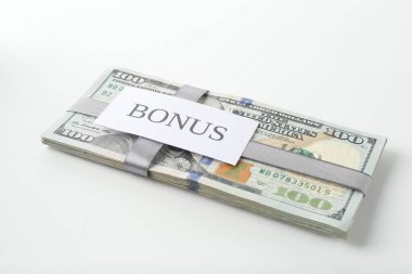 Dolar banknotları ve kart. Bonus kelimesi beyaza izole edilmiş.