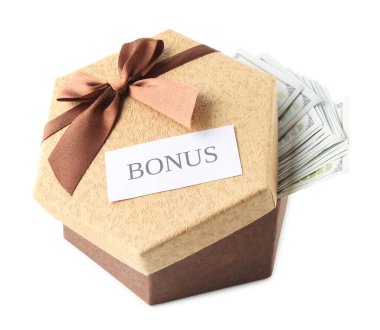 Hediye kutusu. Bonus ve dolar banknotları beyaza izole edilmiş.