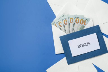 Zarflar kelime bonus ve para mavi arka planda, düz yatıyordu. Metin için boşluk
