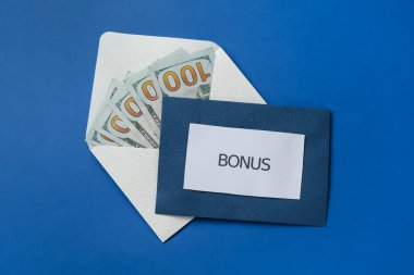 Zarflar kelime ikramiyesi ve para mavi arka planda, üst görünüm