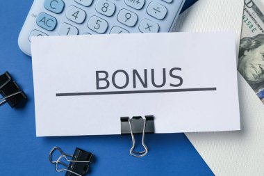 Kelime bonusu, para, hesap makinesi ve mavi arkaplan klipleri içeren kart, düz uzanma