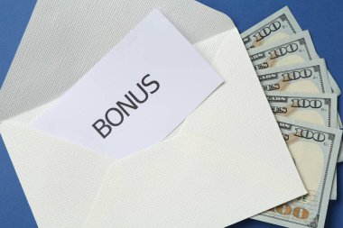 Mavi arka planda para ve kelime bonusu ile zarf, üst görünüm