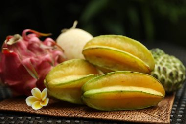 Hasır masada farklı bir tropikal meyve, yakın plan.