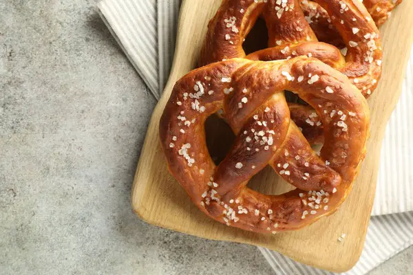 Gri masadaki tuzlu krakerler, üst manzara. Metin için boşluk
