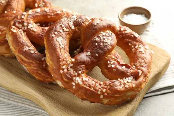 Gri masadaki tuzlu krakerler, yakın plan.