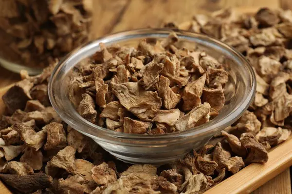 Kuru hindiba kökleri masada, yakın plan.