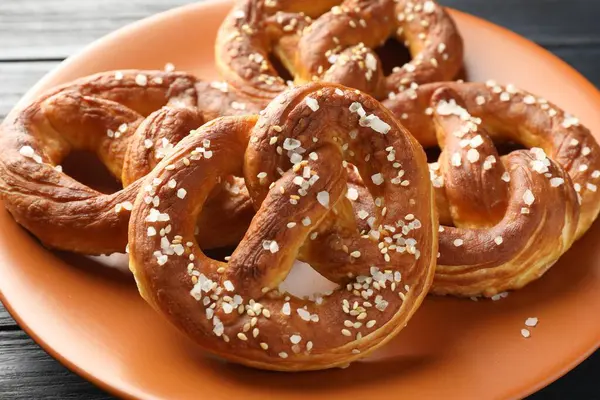 Sofrada tuzlu krakerler, yakın plan.