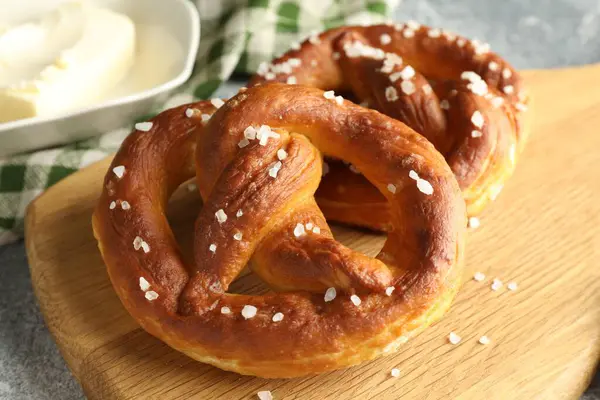 Tuz ve tereyağlı lezzetli krakerler, yakın plan.