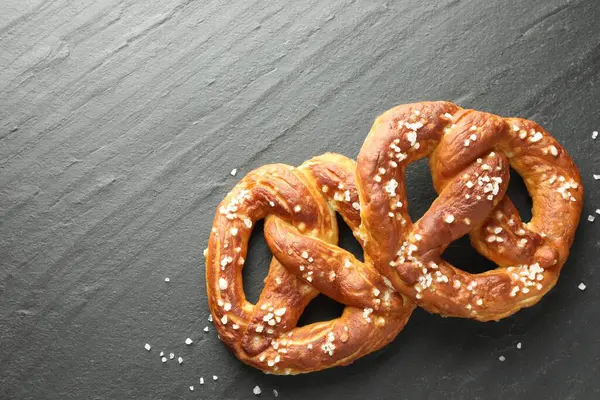 Siyah masada tuzlu krakerler, düz. Metin için boşluk