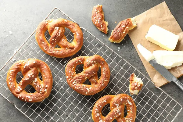 Tuz ve tereyağlı lezzetli krakerler gri masada, düz yerde.