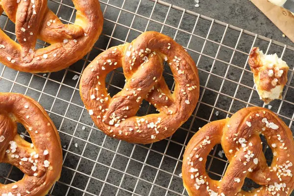 Gri masadaki tuzlu krakerler, üst manzara.