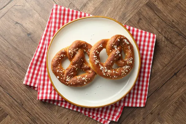 Ahşap masada tuzlu krakerler, üst manzara.