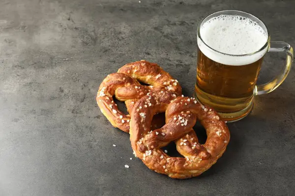 Lezzetli krakerler ve koyu dokulu masada bir bardak bira, yakın plan. Metin için boşluk